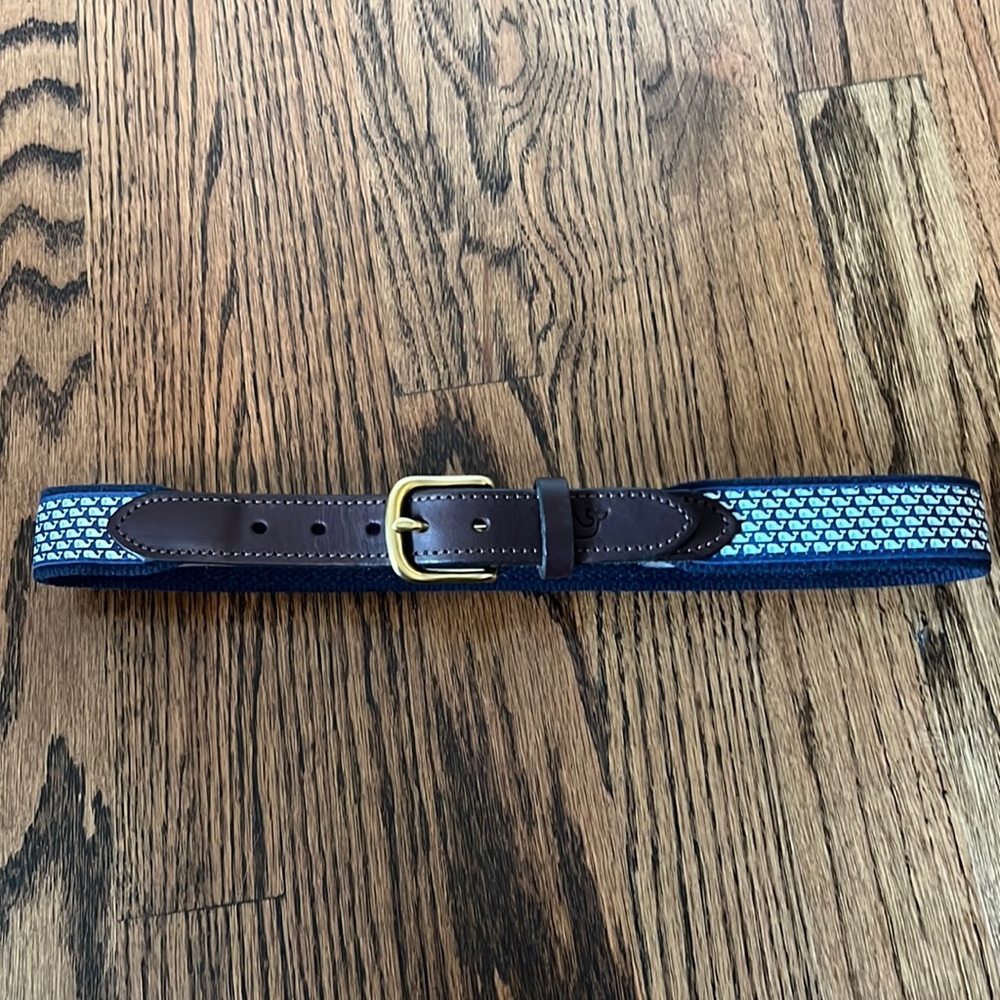 Boys Vineyard Vines classic whale canvas club belt, size 26, only worn once